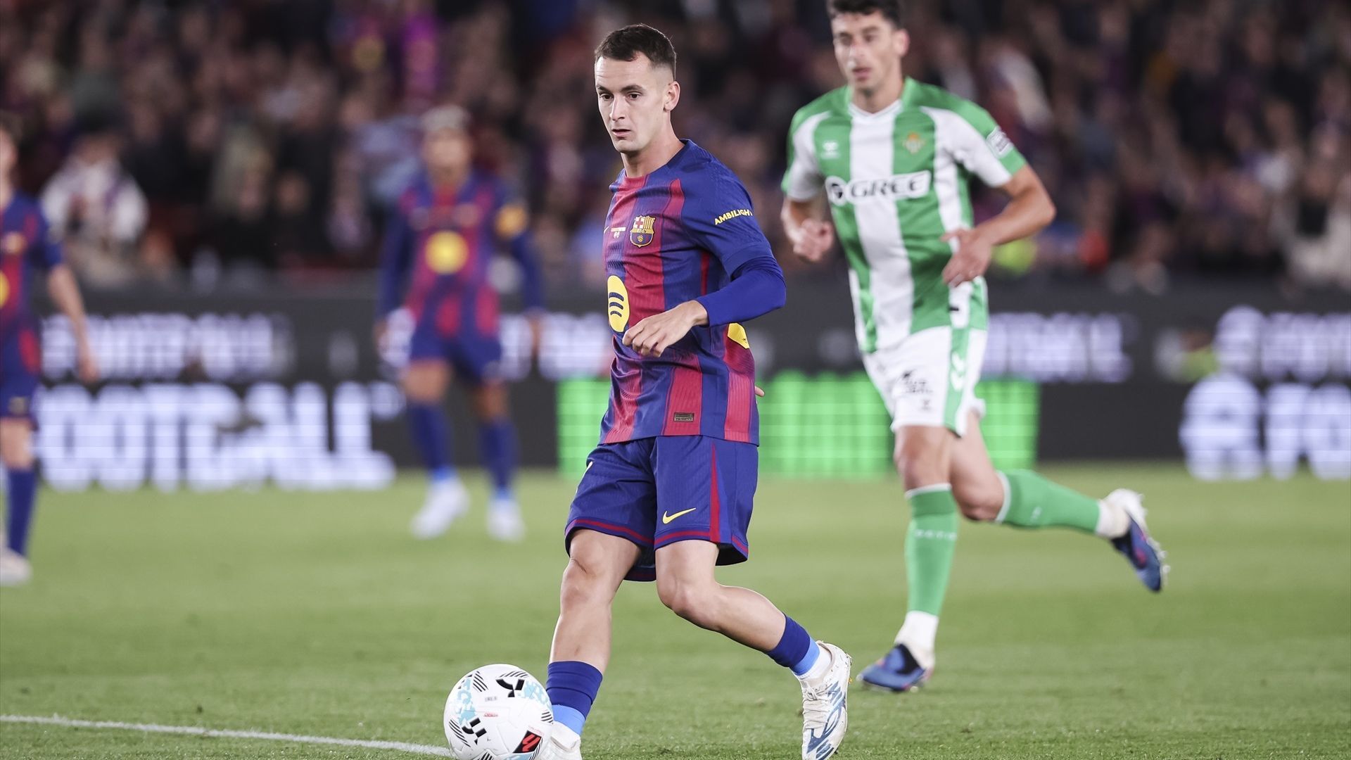 Marc Casadó durante un partido con el FC Barcelona