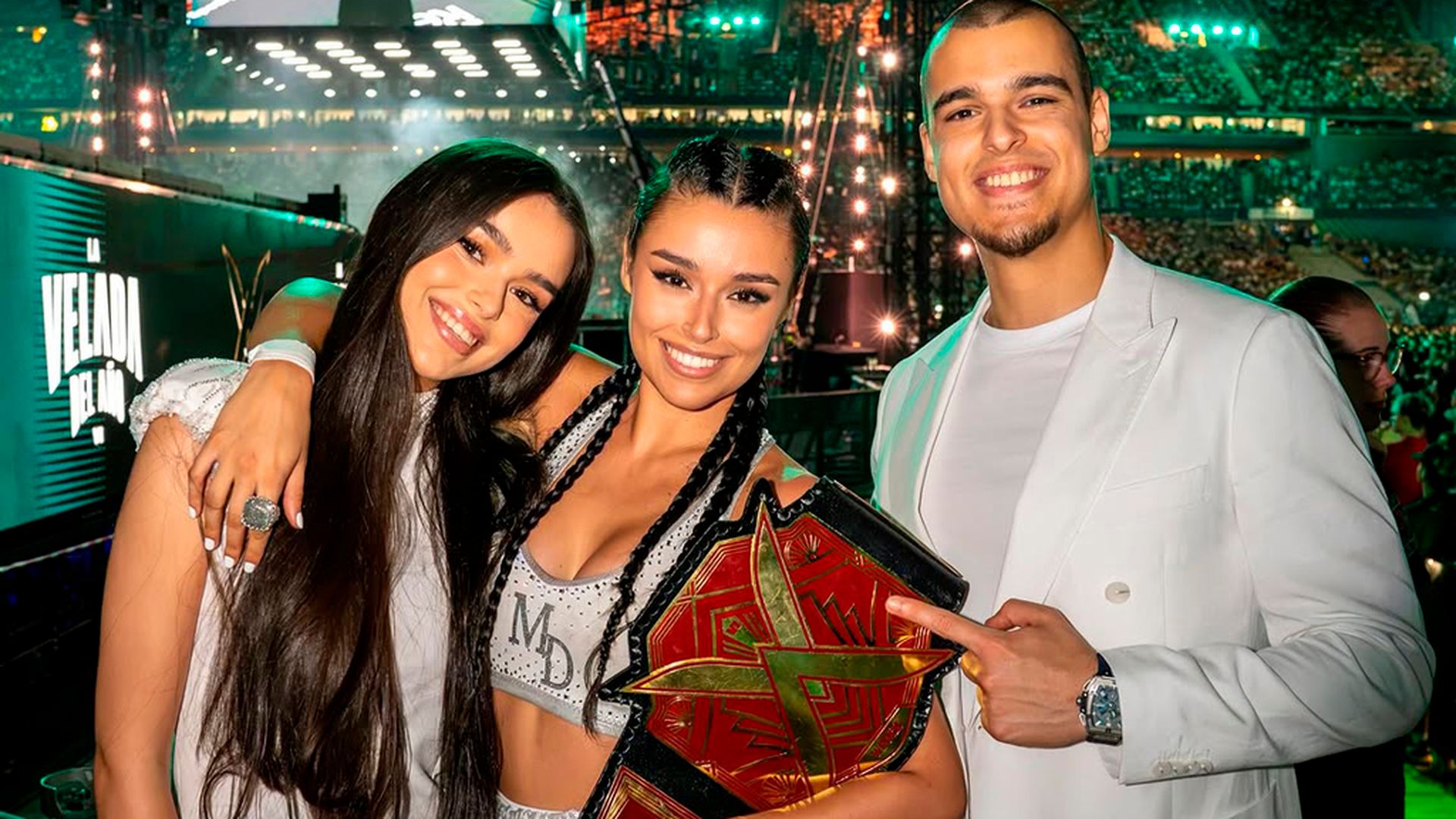 Marta Díaz, junto a sus hermanos, Laura Díaz y AlphaSniper