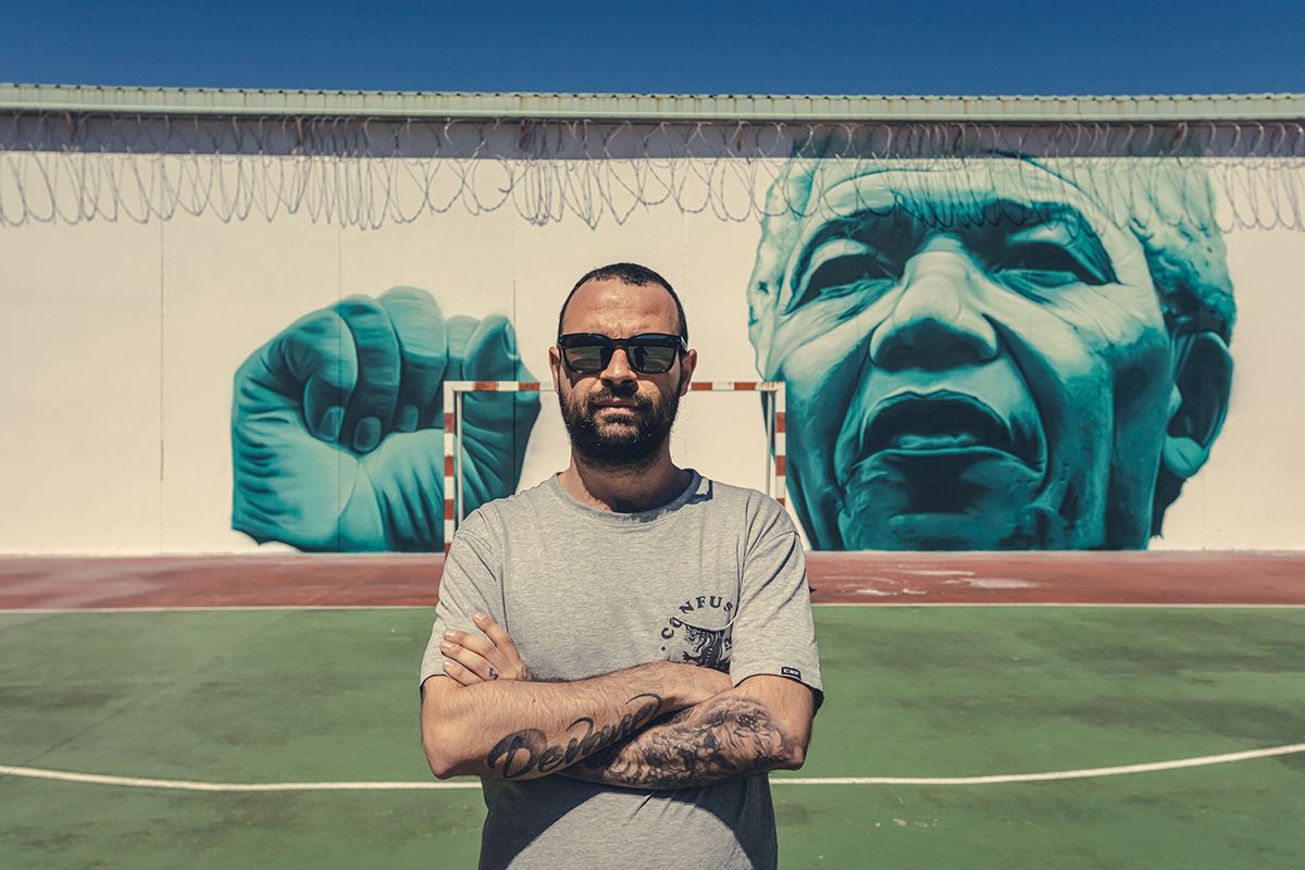 Mon Devane en el Mural creado para la Prisión de A Coruña