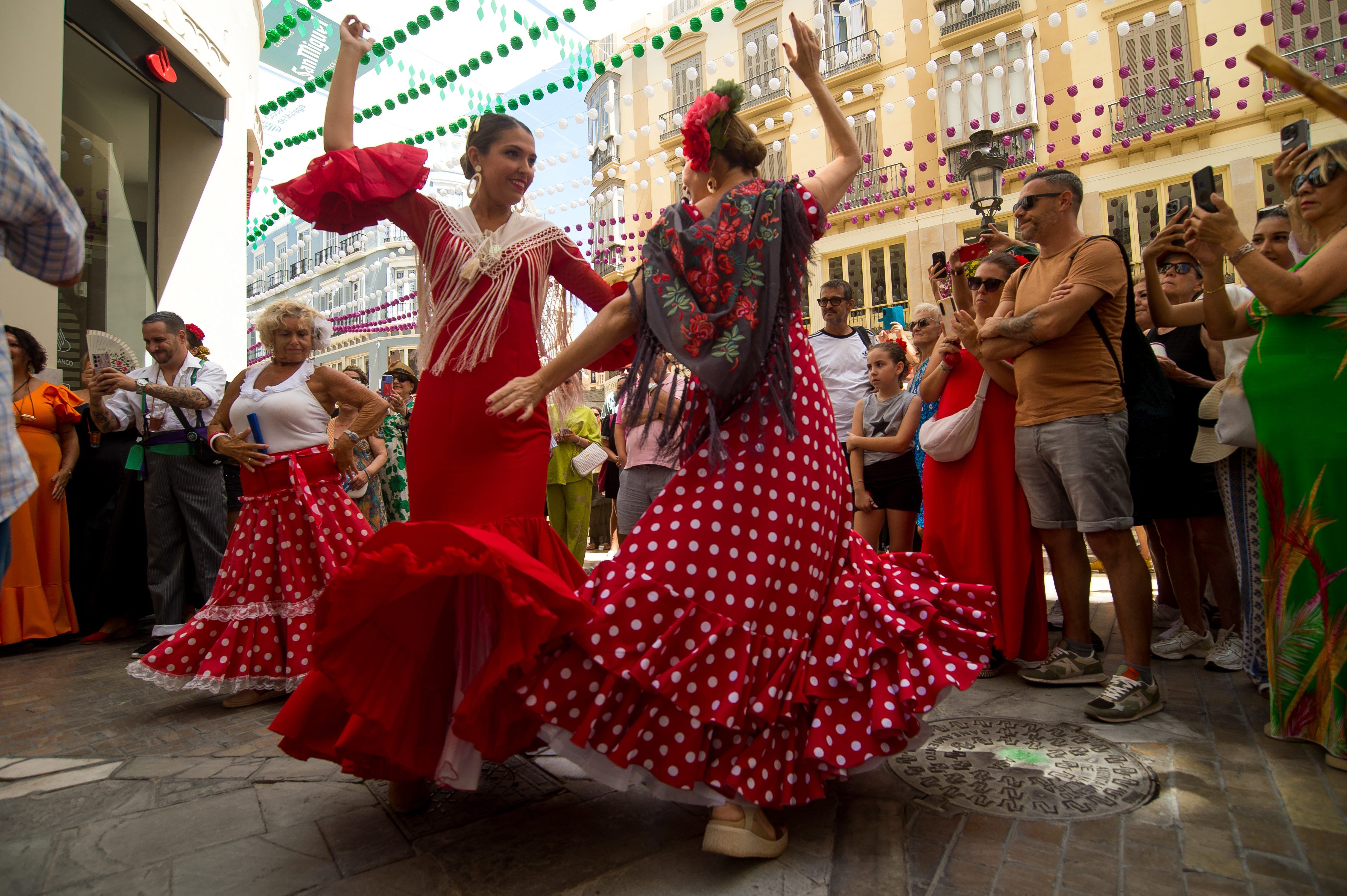 Mujeres bailando en la feria de día, en el centro de la ciudad