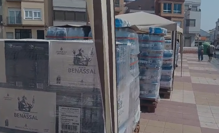 Palés de agua mineral para la población