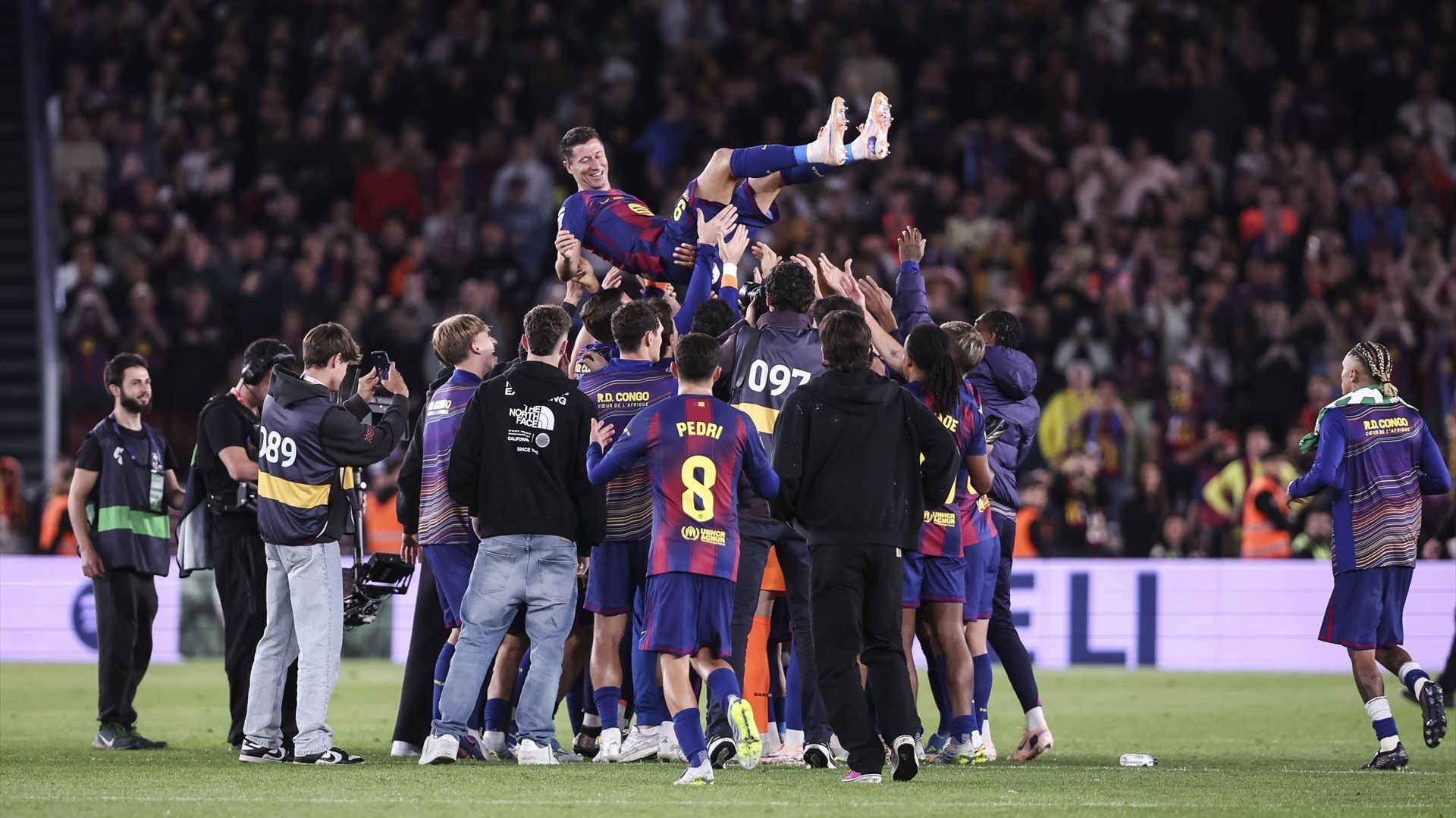 Robert Lewandowski siendo manteado en su úlitmo partido en el Camp Nou