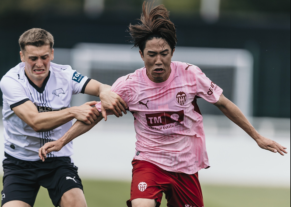Ryonosuke Sato ante el Derby County
