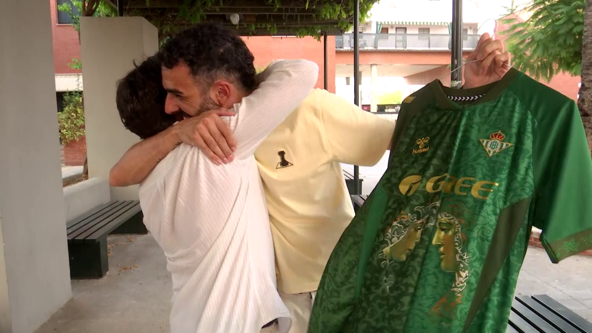Alberto Maldonado y Álvaro Fabre, con la camiseta customizada