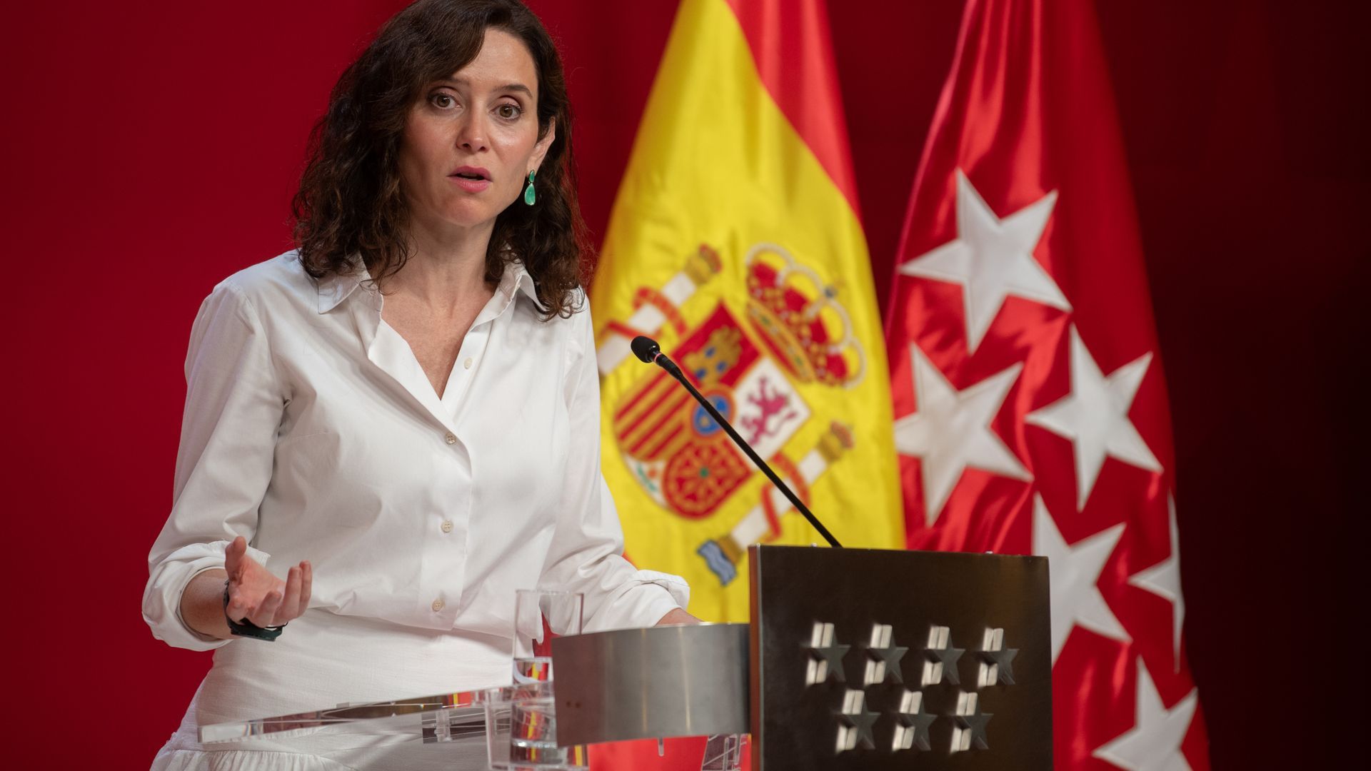 Ayuso atribuye la polémica por la compra de un ático a una "campaña de desprestigio" Ayuso atribuye la polémica por la compra de un ático a una "campaña de desprestigio"