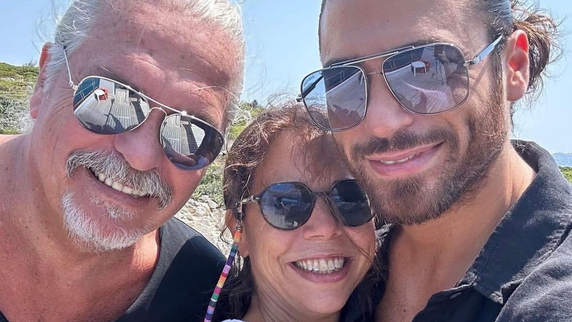 Can Yaman con sus padres, Güven y Güldem Can Yaman con sus padres, Güven y Güldem