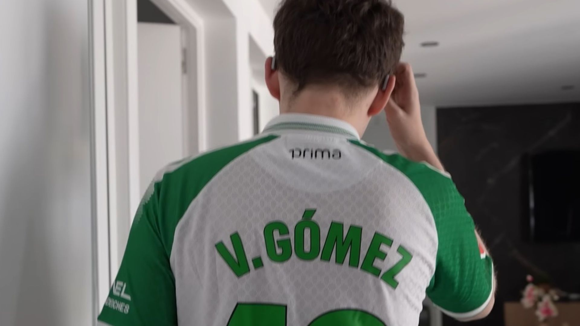 Davo Betis con la camiseta de Valentín Gómez