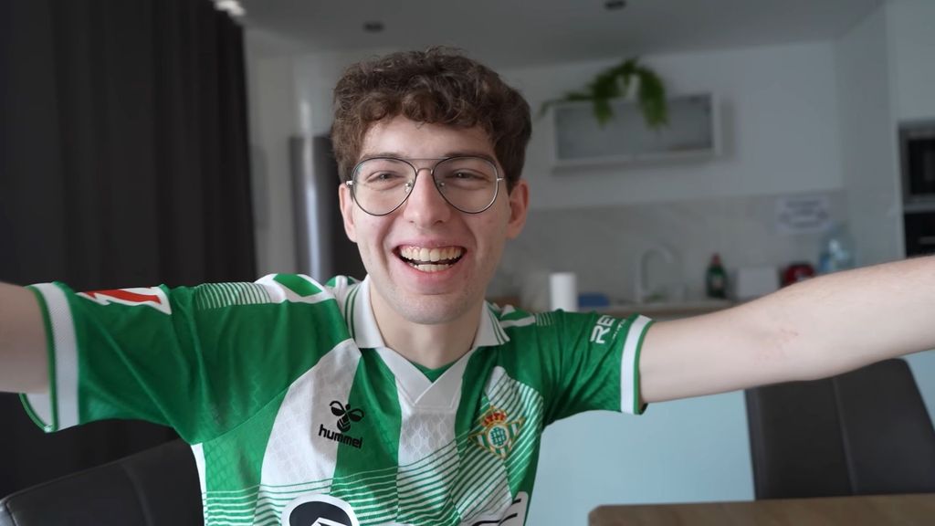 Davo Xeneize y su amigo dentro del vestuario del Real Betis