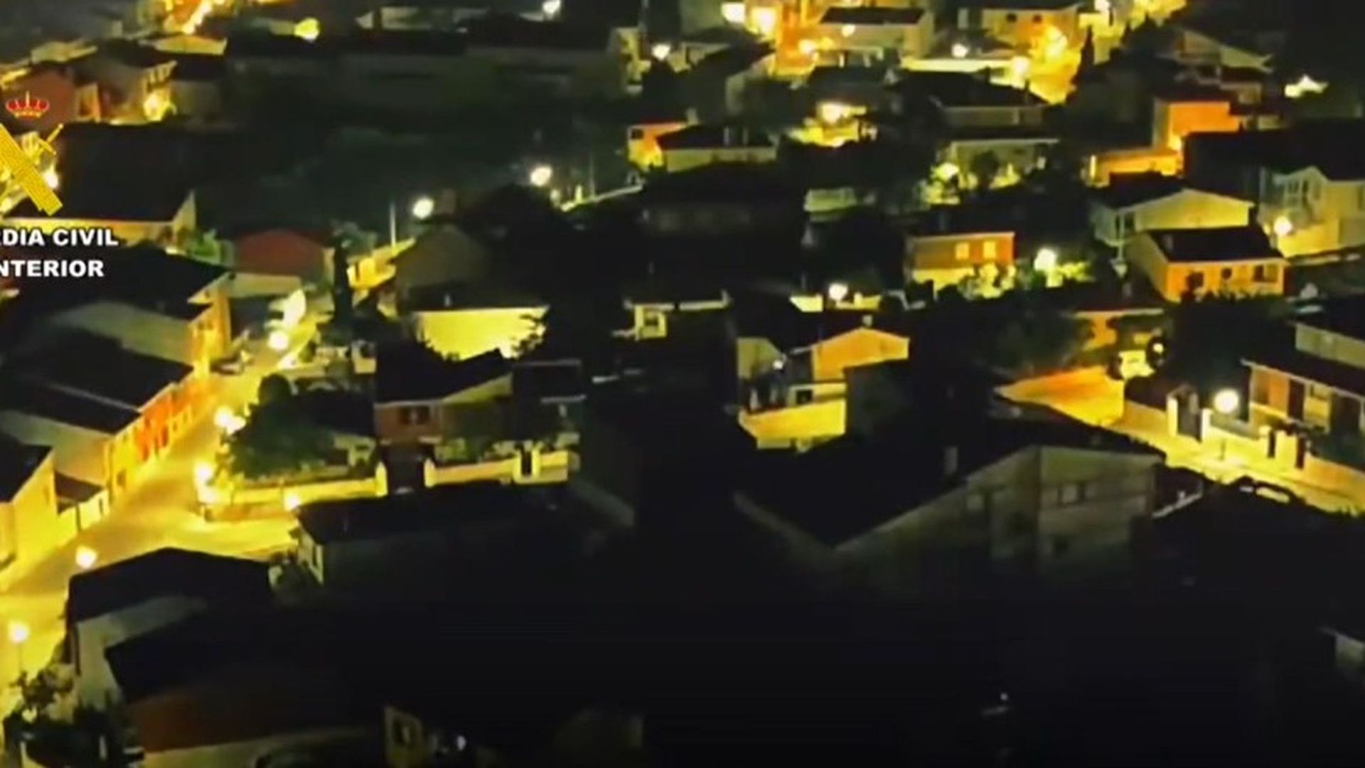 Desde las alturas, así vigila la Guardia Civil las casas evacuadas por los incendios para evitar saqueos y robos