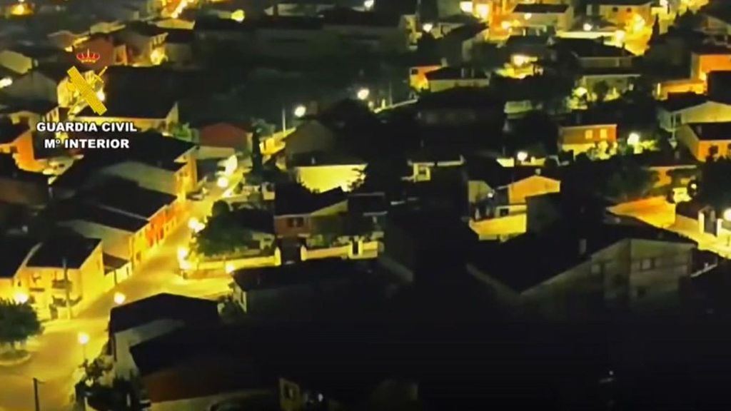 Desde las alturas, así vigila la Guardia Civil las casas evacuadas por los incendios para evitar saqueos y robos