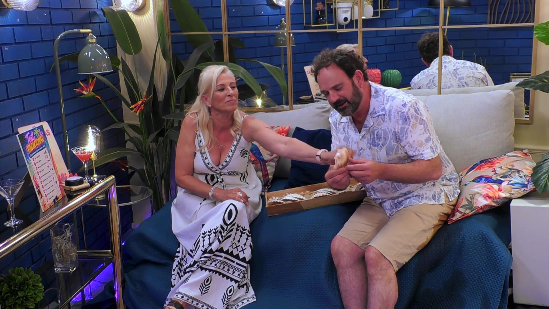 El divertido momento de dos solteros con presbicia en el reservado de ‘First Dates Summer’: “He cogido la concha”