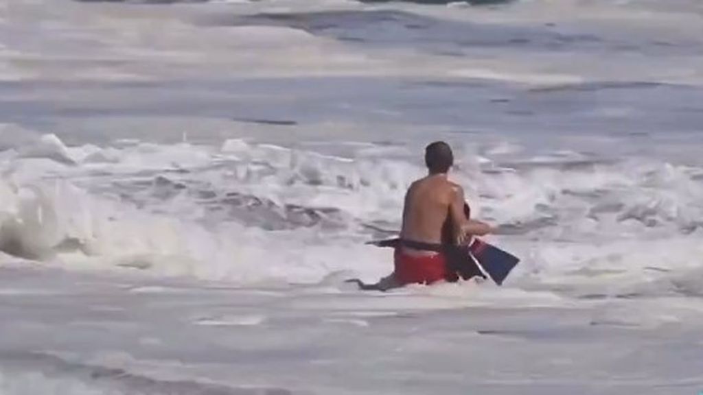 Espectacular rescate de un joven de 16 años a un niño en una playa de California