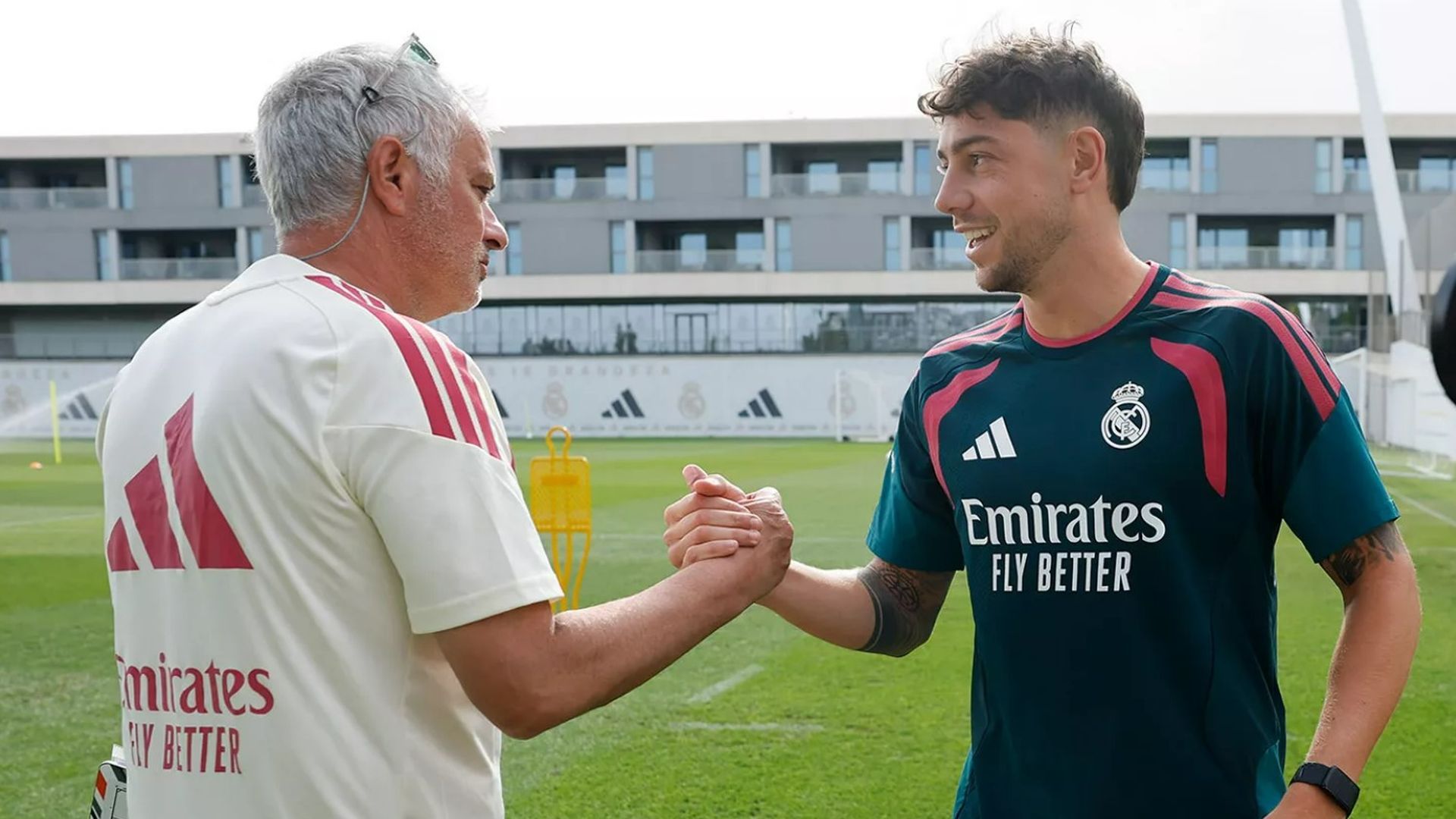 Fede Valverde saluda a José Mourinho en Valdebebas