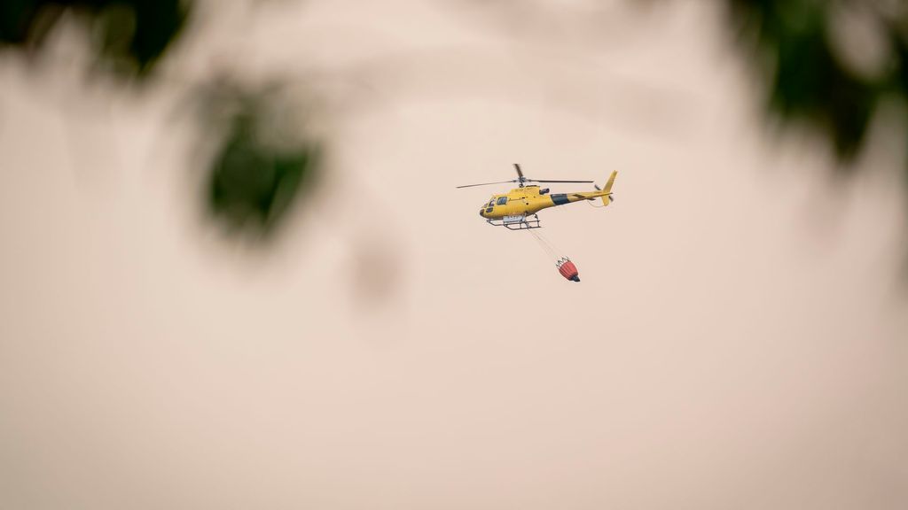 La precisión de uno de los pilotos de los medios aéreos que luchan contra los incendios: pirueta perfecta para cargar agua contra las llamas