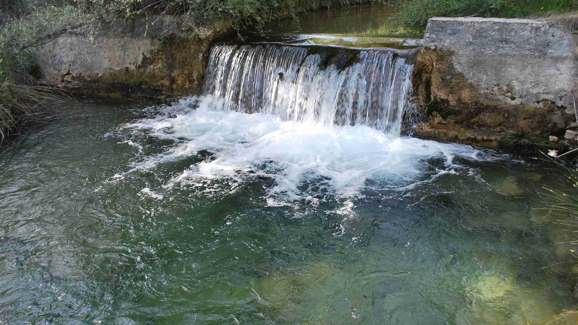 Las Resineras, unas pozas de agua helada y cascadas para darse un chapuzón escondidas a 50 minutos de Granada Las Resineras, unas pozas de agua helada y cascadas para darse un chapuzón escondidas a 50 minutos de Granada