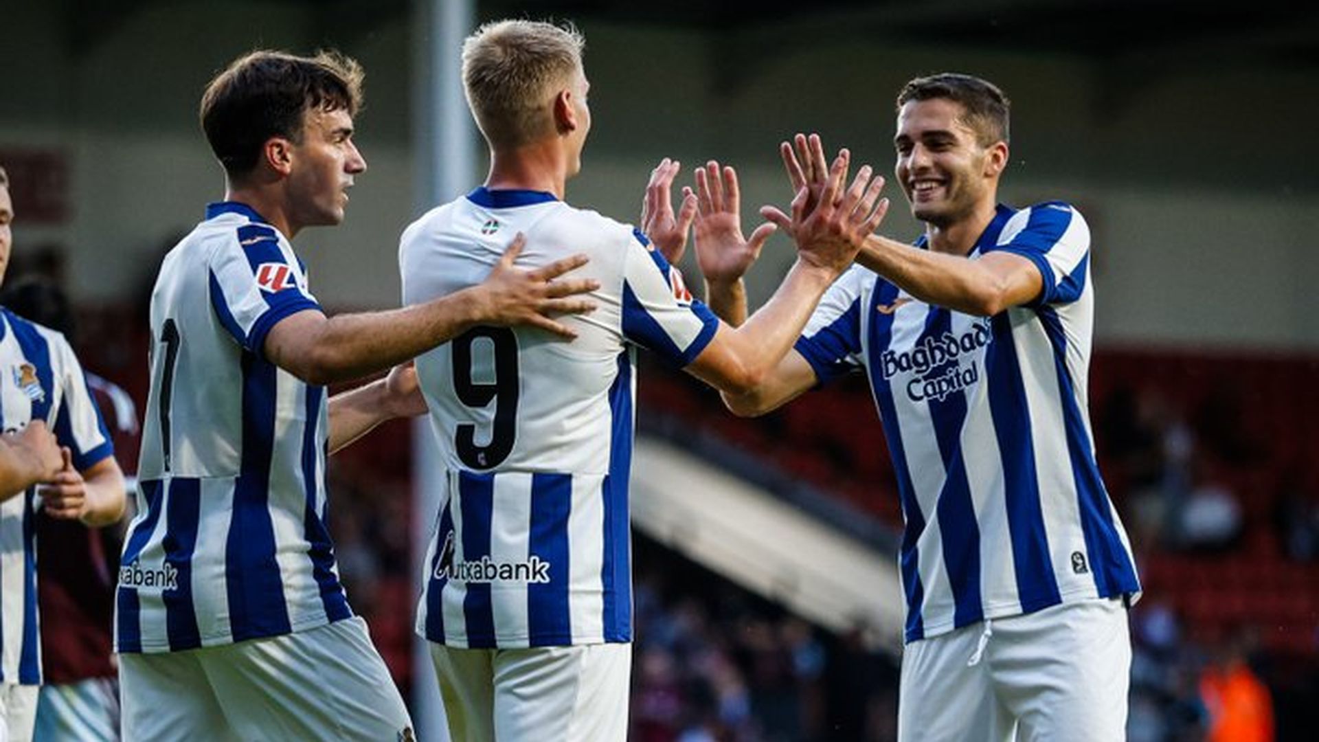 Los jugadores de la Real Sociedad celebran un gol ante el Aston Villa.
