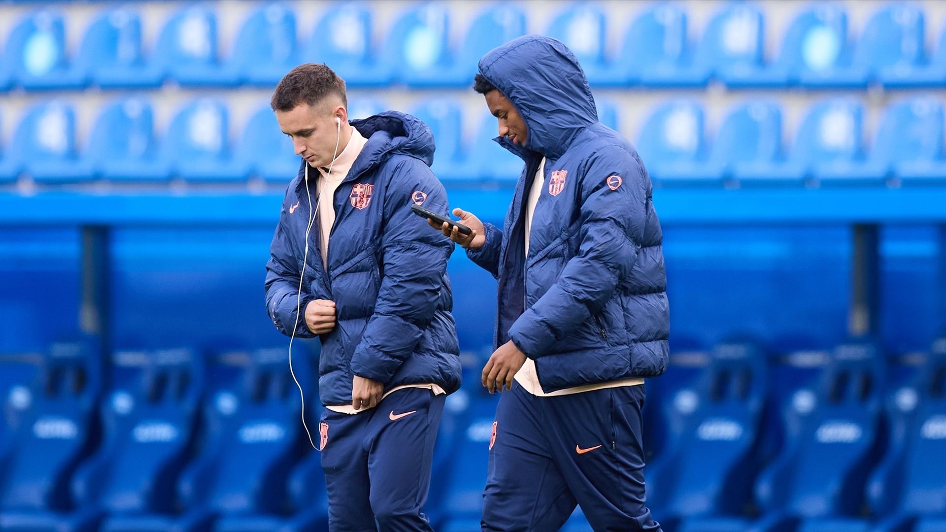 Marc Casadó y Aejandro Balde antes de un partido del FC Barcelona