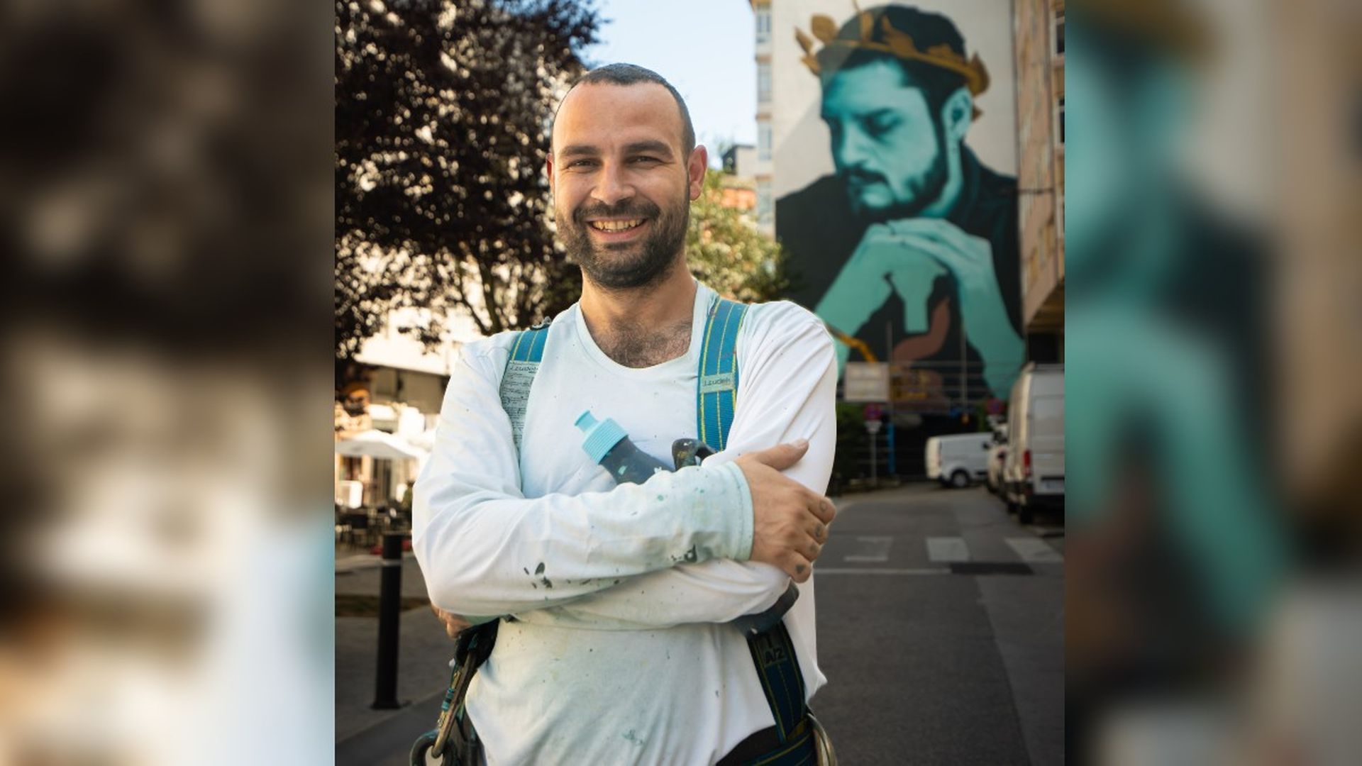Mon Devane posa junto a uno de sus murales en Lugo Mon Devane posa junto a uno de sus murales en Lugo