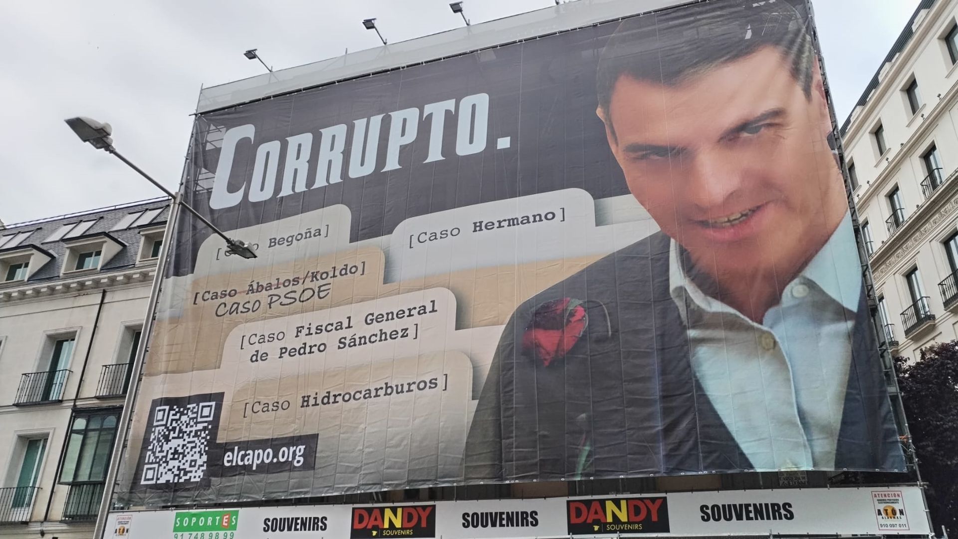 Pedro Sánchez pide reabrir la causa de la lona con su imagen frente al Congreso y la palabra 'corrupto' Pedro Sánchez pide reabrir la causa de la lona con su imagen frente al Congreso y la palabra 'corrupto'