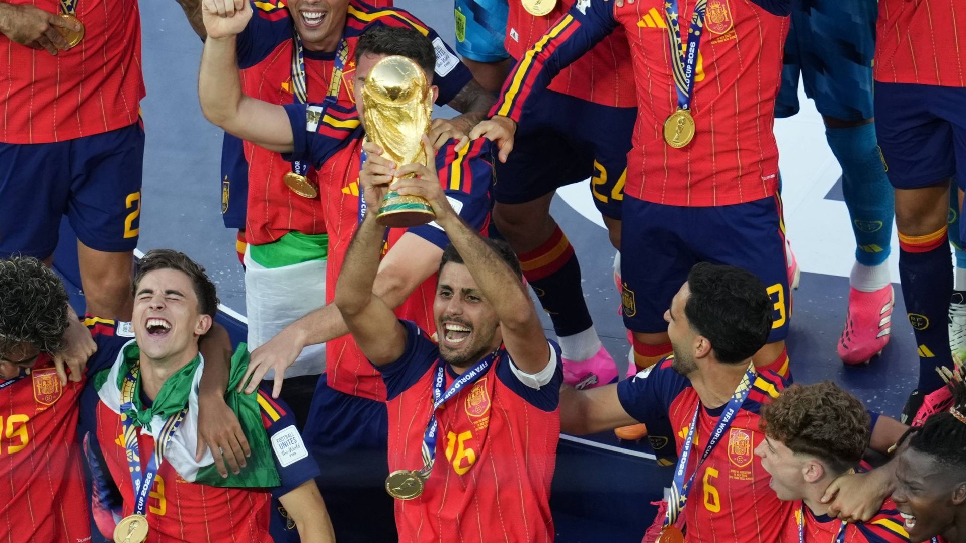 Rodrigo Hernández levantando la Copa del Mundo