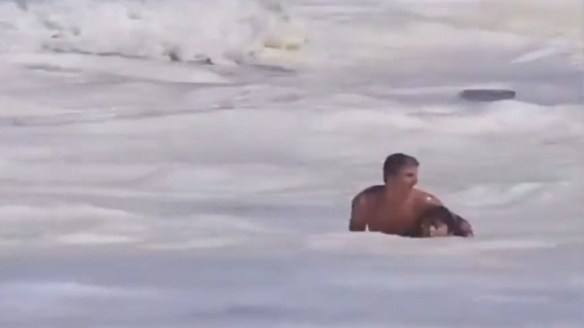 Socorrista salva niño Socorrista salva niño