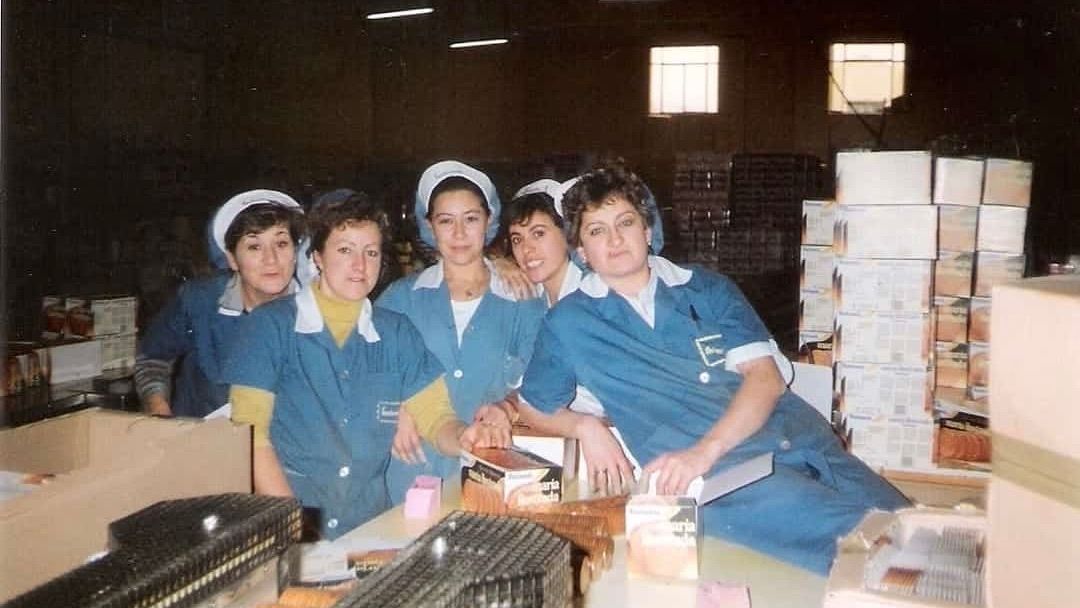 Trabajadoras de la fábrica de galletas Fontaneda en Aguilar de Campoo.