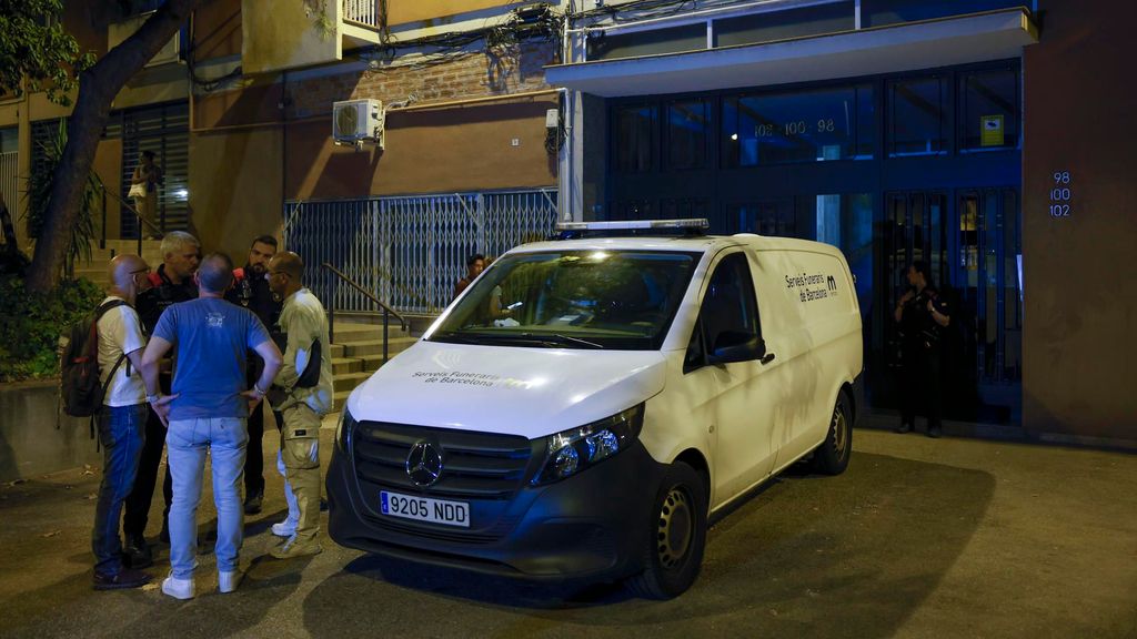 Un hombre, detenido por el asesinato de su pareja delante de sus hijos en Barcelona: en su huida quemó un coche