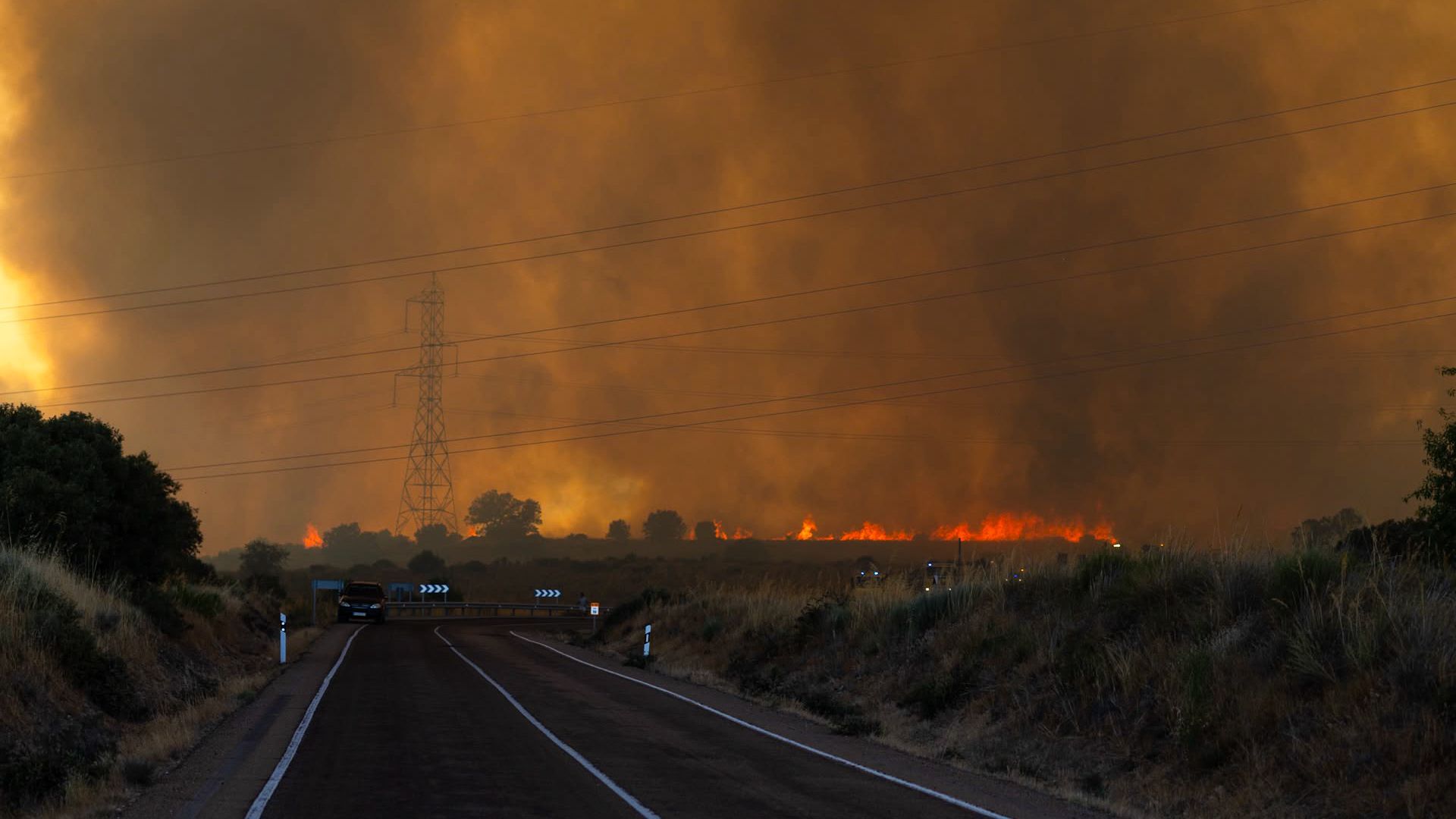 Un incendio de gravedad 2 arrasa Zamora: las llamas llegan a Fermoselle y evacúan de urgencia una residencia de ancianos Un incendio de gravedad 2 arrasa Zamora: las llamas llegan a Fermoselle y evacúan de urgencia una residencia de ancianos