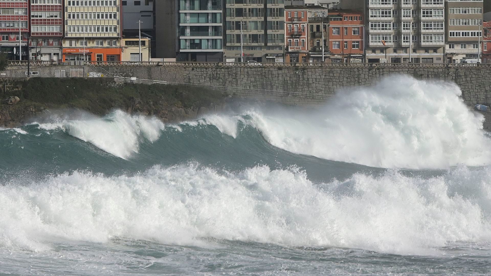 Una ola arrolla y deja inconsciente a un joven en la playa de A Frouxeira, A Coruña: había bandera roja y niebla Una ola arrolla y deja inconsciente a un joven en la playa de A Frouxeira, A Coruña: había bandera roja y niebla