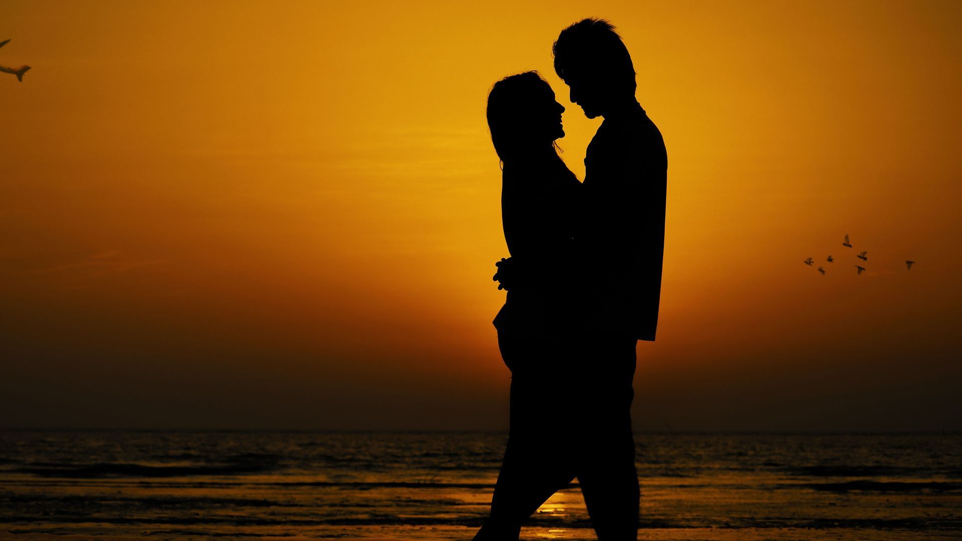 Una pareja en la playa