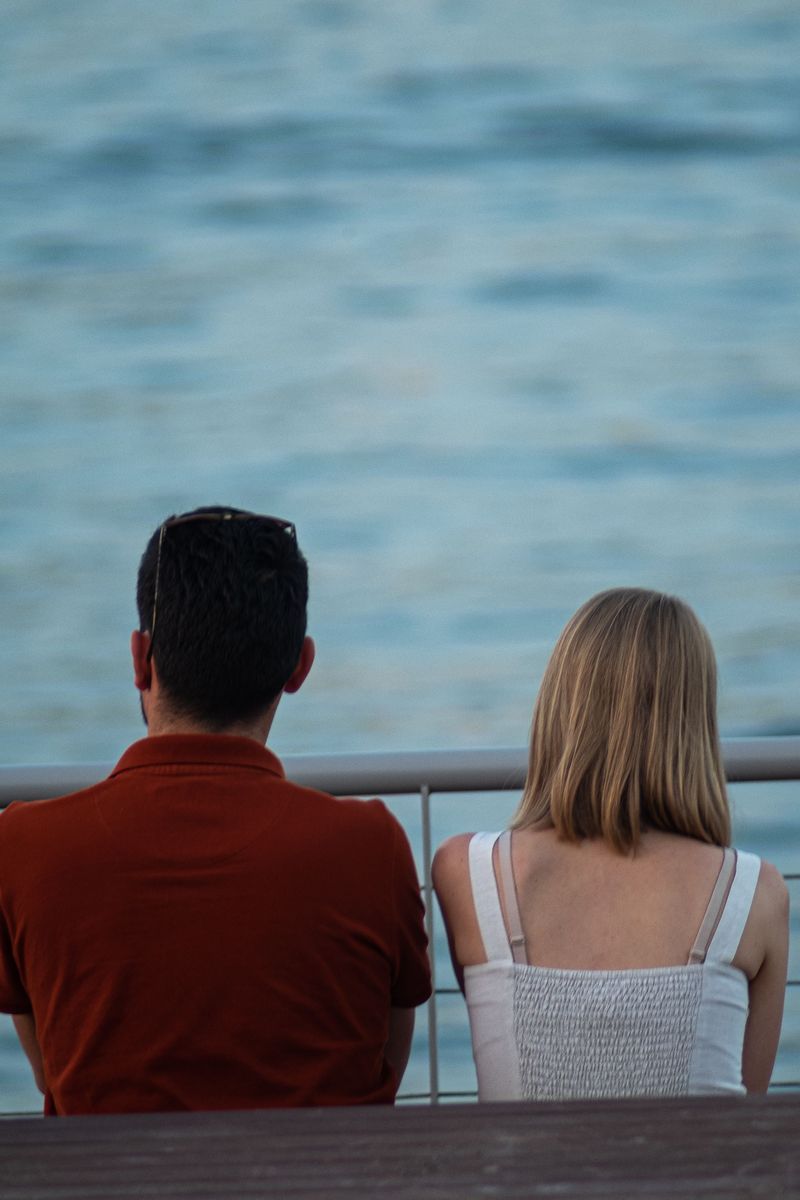 Una pareja frente al mar