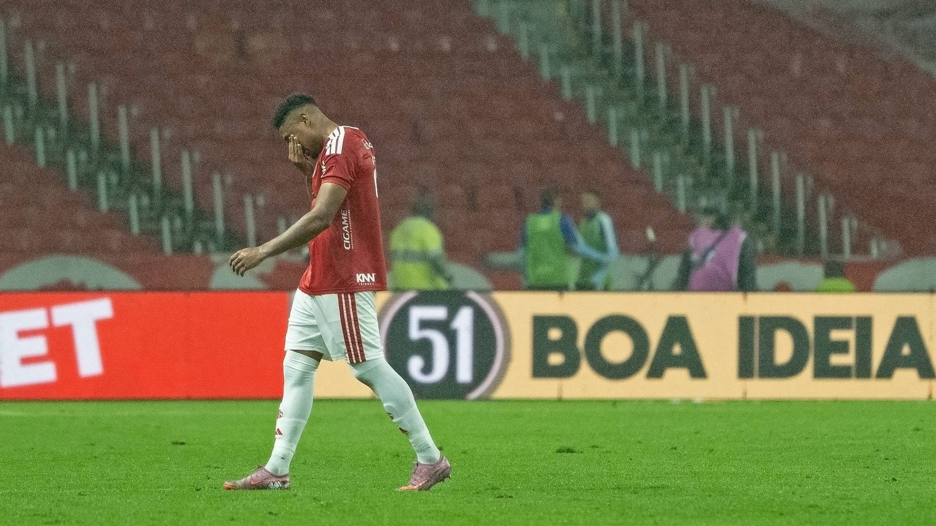 Víctor Gabriel, defensa del Inter de Porto Alegre, sancionado sin volver a jugar hasta que el futbolista al que fracturó la tibia se recupere