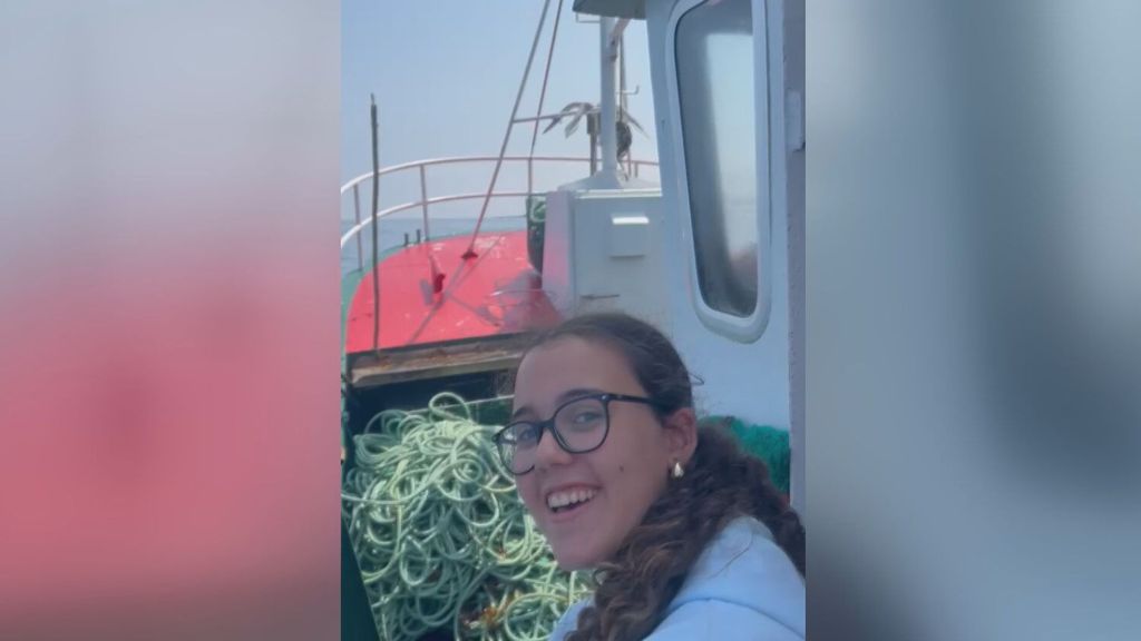 Antía Domínguez Piñeiroa, de 15 años, pasa un día embarcada en el pesquero Virxen do Rocío en Burela
