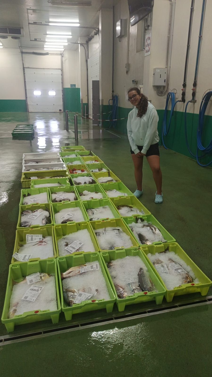 Antía posa con los pulpos en la lonja de Burela