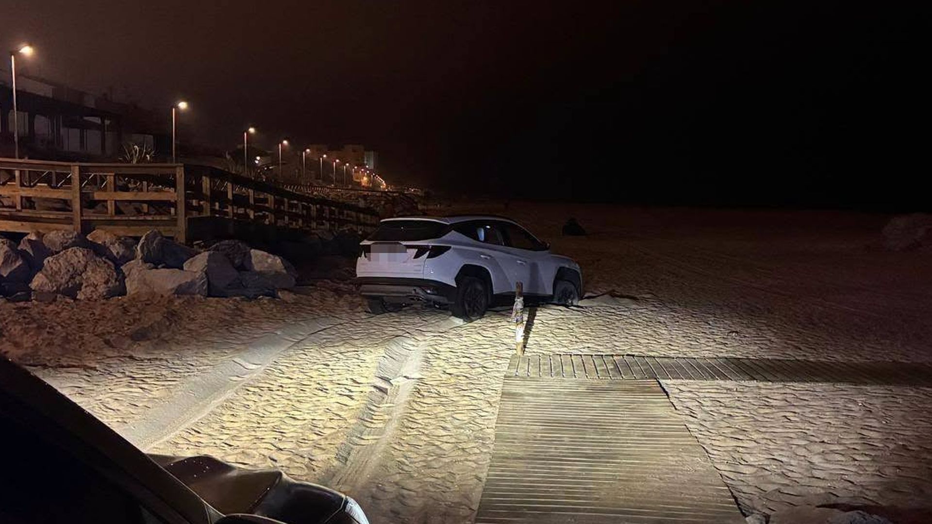 Aparece un coche aparcado en la arena de la playa de Matalascañas: se enfrenta a 6.000 euros de multa Aparece un coche aparcado en la arena de la playa de Matalascañas: se enfrenta a 6.000 euros de multa
