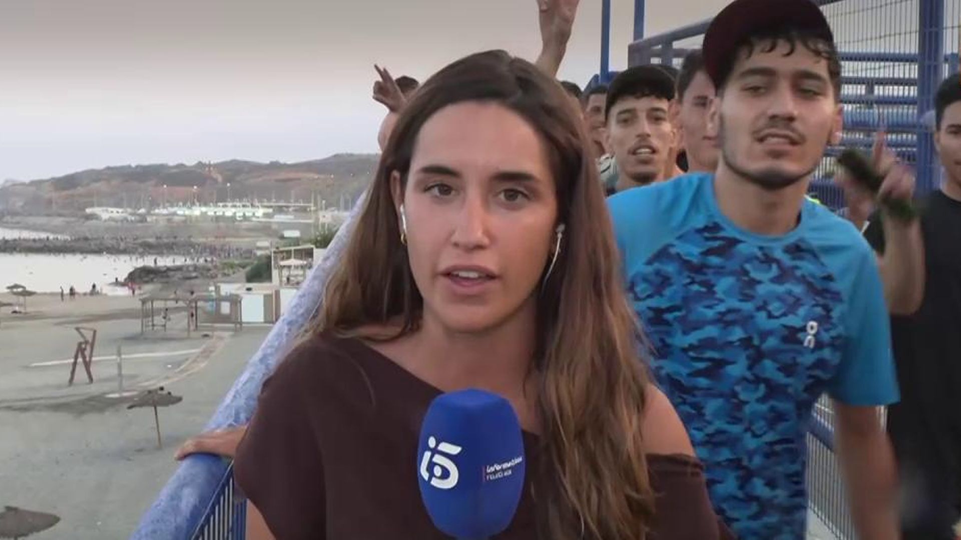 Celebraciones a gritos, niños perdidos y nueve muertos en el mar de Ceuta: la situación empeora con el paso de las horas