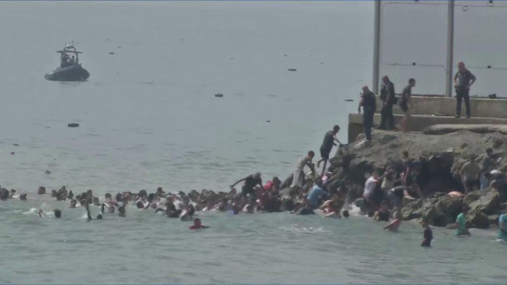 Ceuta pide a los militares y el cierre de la frontera: "Marruecos no nos da nada venimos por un futuro"