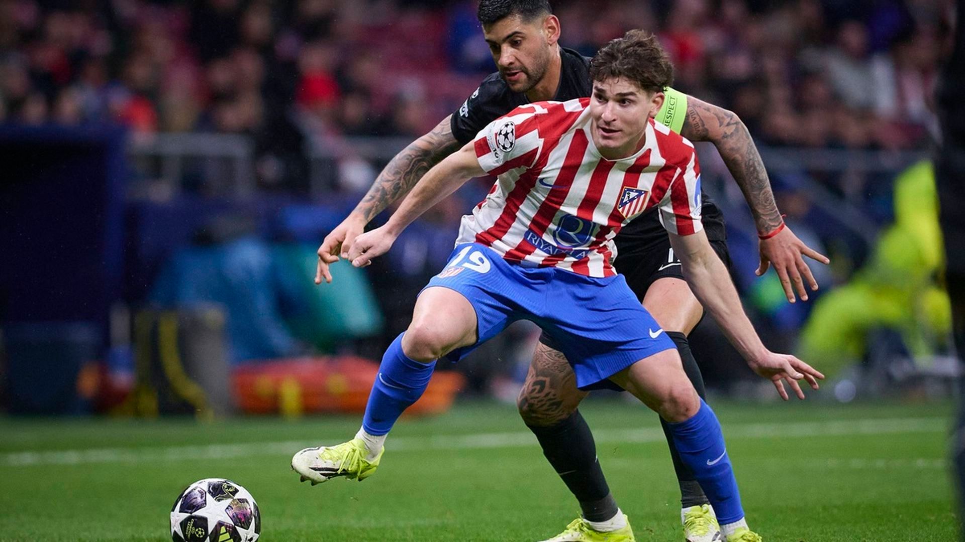 Cuti Romero frente a Julián Álvarez en la pasada Champions League 25/26 Cuti Romero frente a Julián Álvarez en la pasada Champions League 25/26