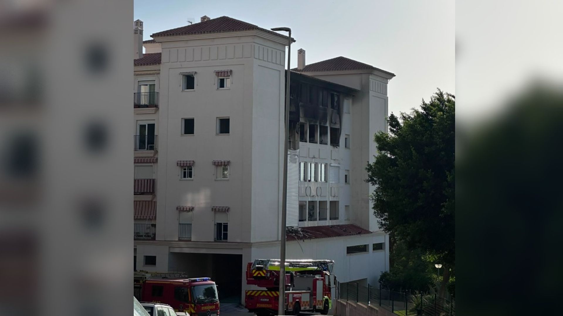 Efectivos intervienen en el incendio en una vivienda en Benalmádena en el que han fallecido dos menores