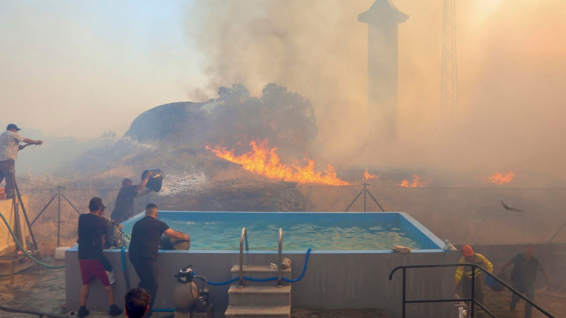 El incendio de Fermoselle, en Zamora, reduce su peligrosidad, pero mantiene cuatro sectores activos: “No se prevé que hoy se logre dominar el fuego”