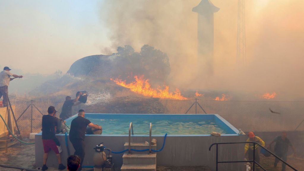 El incendio de Fermoselle, en Zamora, reduce su peligrosidad, pero mantiene cuatro sectores activos: “No se prevé que hoy se logre dominar el fuego”