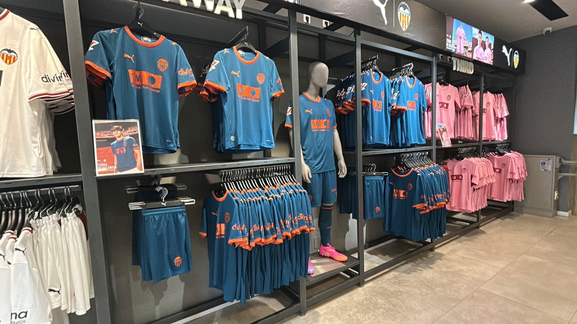 El Valencia CF llevará el color mediterráneo lejos de Mestalla: Así es la camiseta visitante para la 2026-27