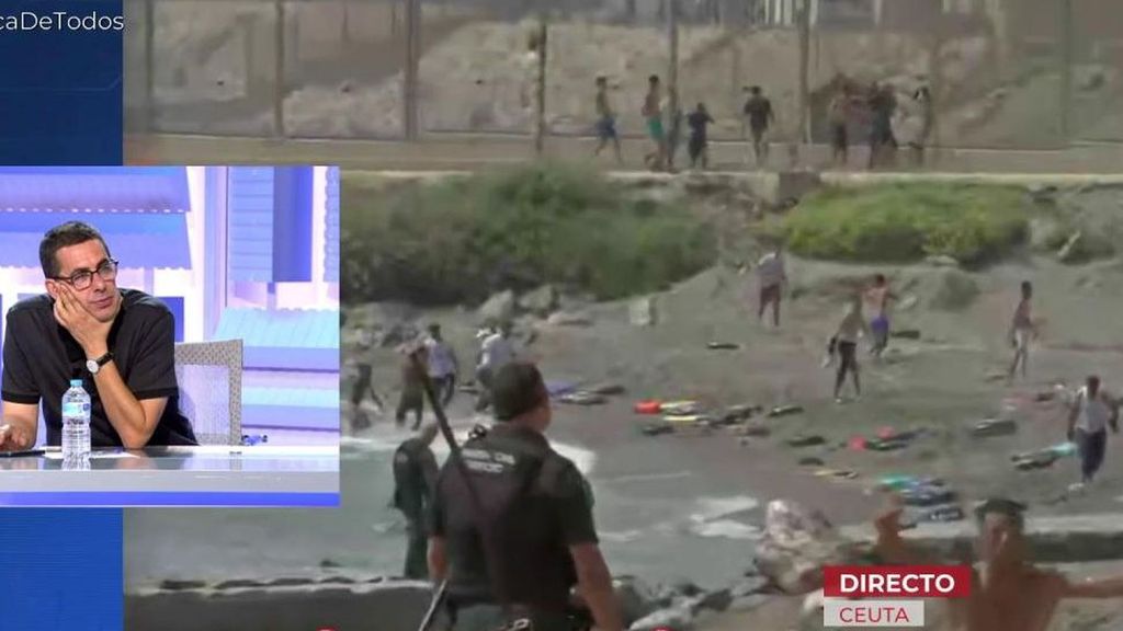En directo | Cientos de inmigrantes entrando en la playa del Tarajal a nado desde Marruecos