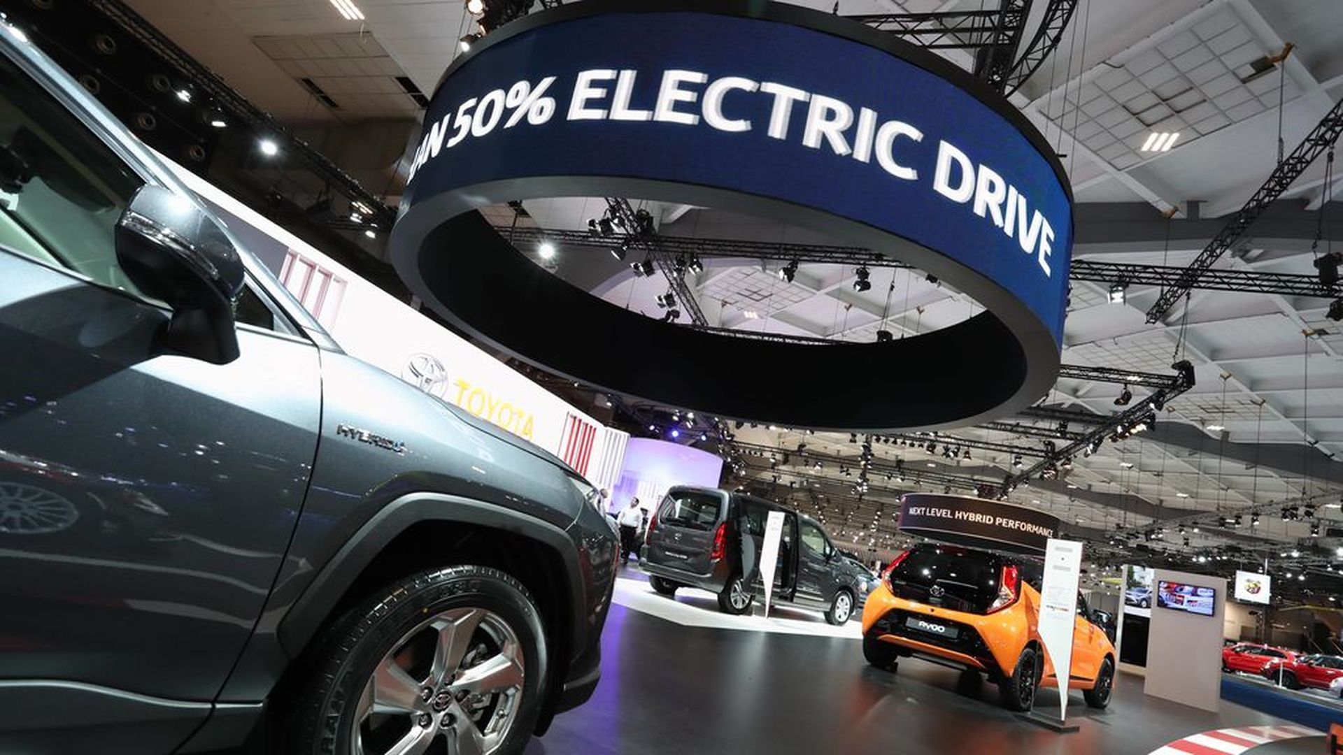 Etiqueta ECO de la DGT, un coladero que permite híbridos que consumen más que un diésel o gasolina antiguo Etiqueta ECO de la DGT, un coladero que permite híbridos que consumen más que un diésel o gasolina antiguo