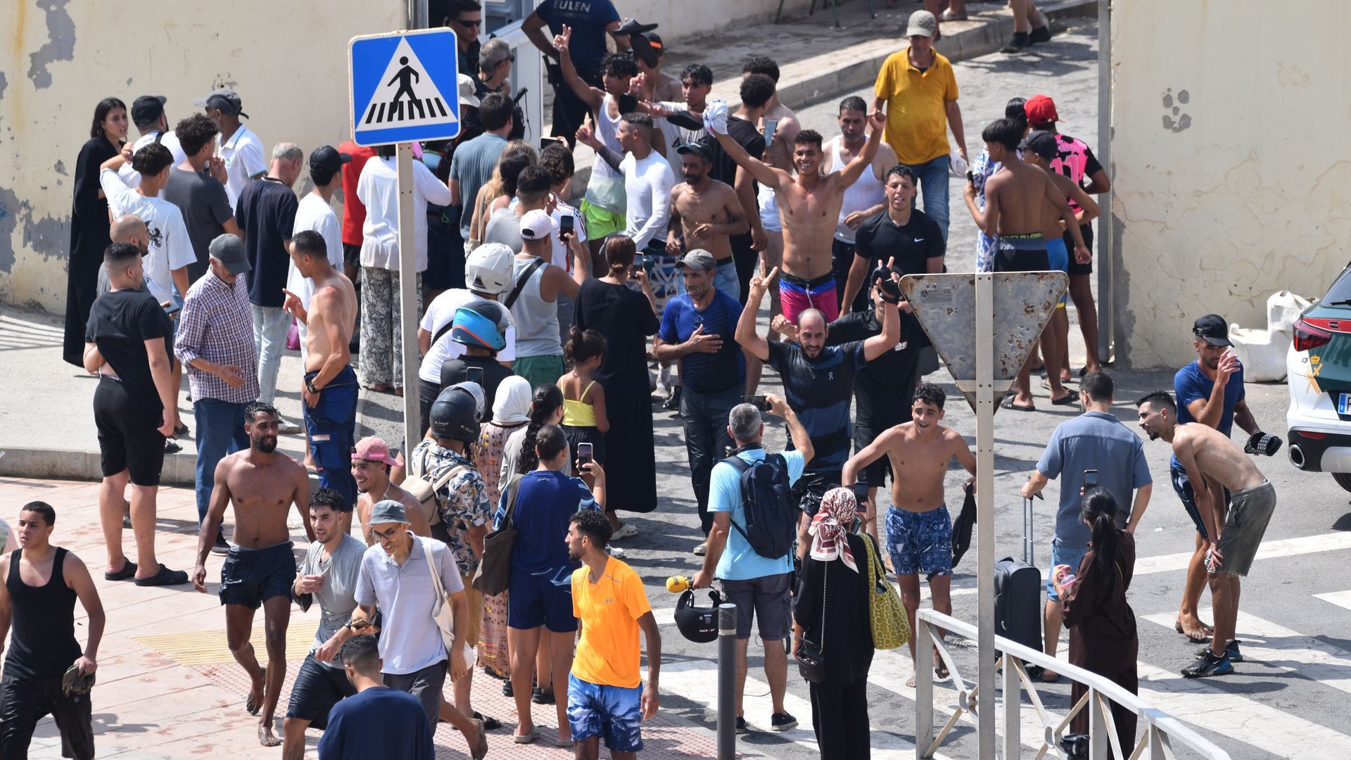 EuropaPress_7695269_varios_migrantes_celebran_haber_cruzado_frontera_30_julio_2026_ceuta_espana EuropaPress_7695269_varios_migrantes_celebran_haber_cruzado_frontera_30_julio_2026_ceuta_espana