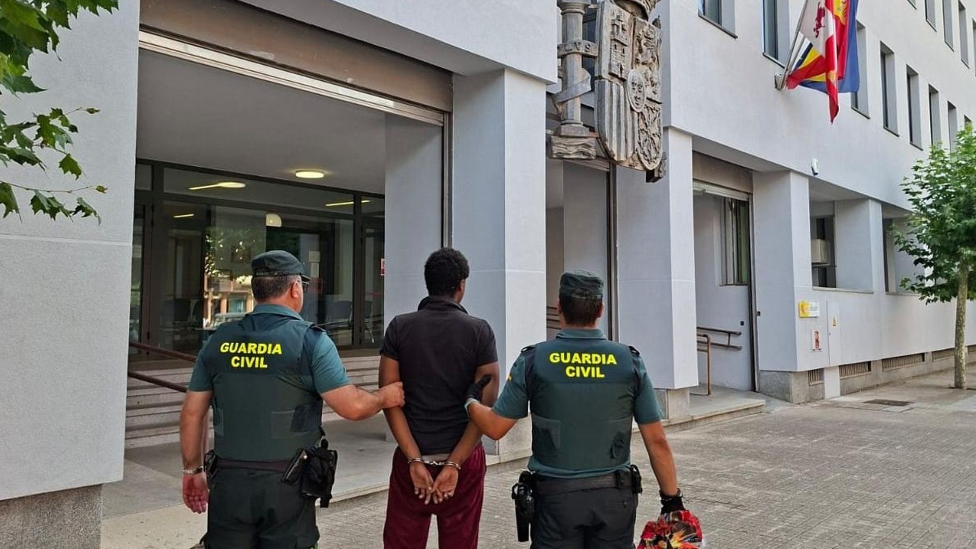 EuropaPress_7695373_guardia_civil_detenido_varon_22_anos_presunto_autor_delito_incendio EuropaPress_7695373_guardia_civil_detenido_varon_22_anos_presunto_autor_delito_incendio