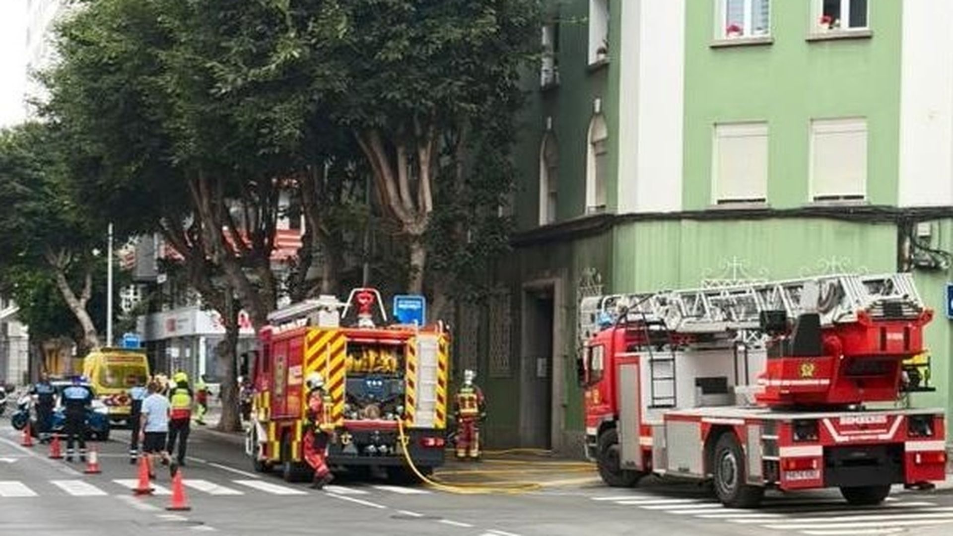 EuropaPress_7695546_efectivos_emergencias_actuan_declararse_incendio_vivienda_palmas_gran EuropaPress_7695546_efectivos_emergencias_actuan_declararse_incendio_vivienda_palmas_gran