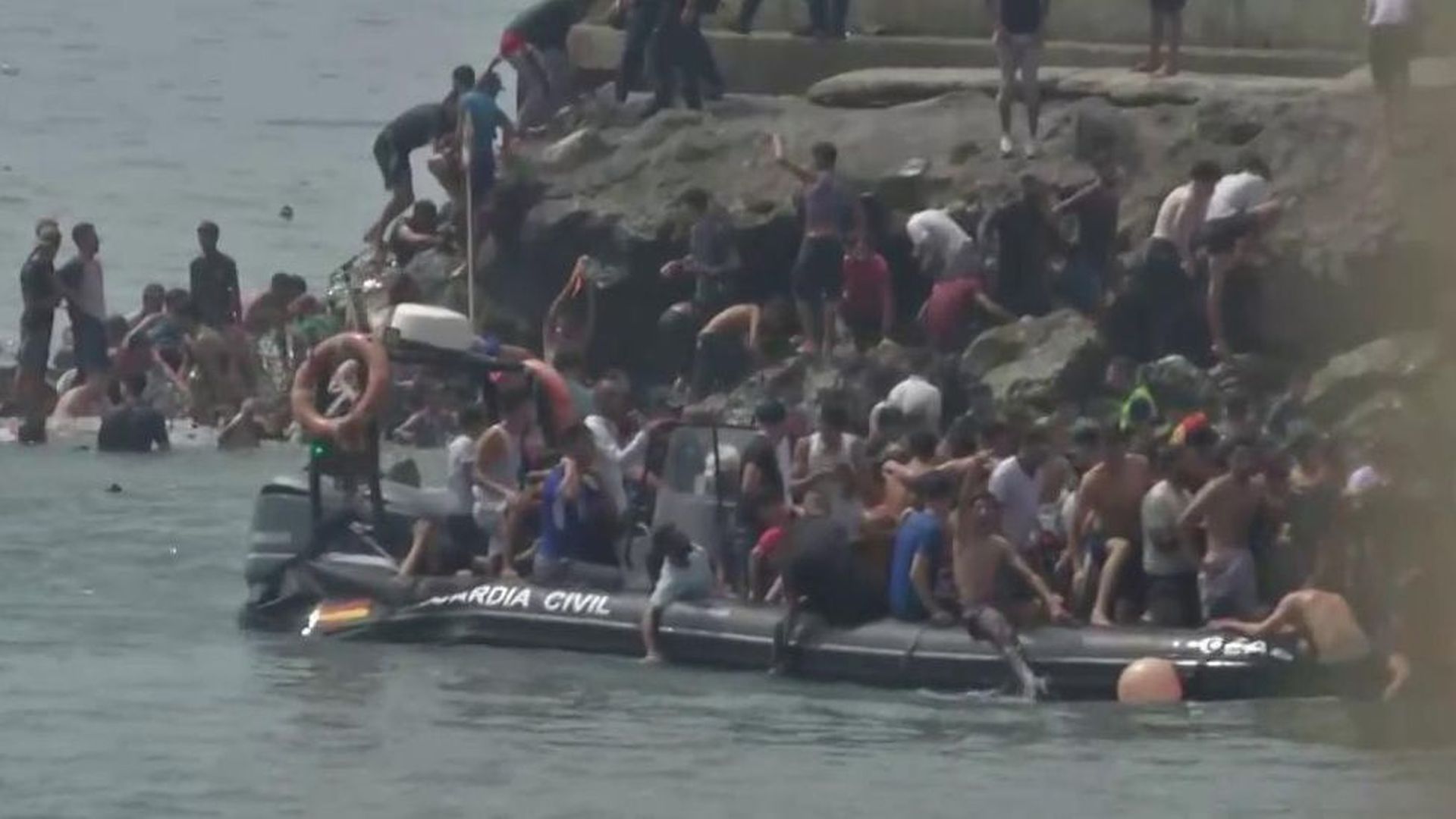 Impactantes imágenes | La Guardia Civil comienza a rescatar a inmigrantes en peligro en alta mar
