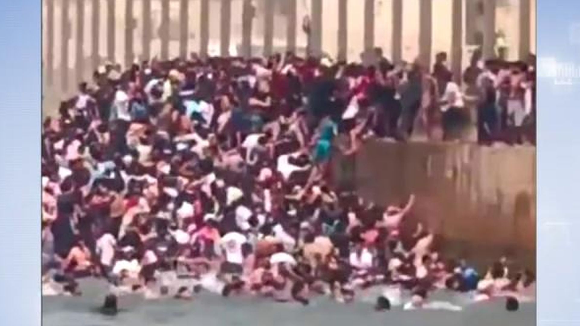 Impresionantes imágenes del otro lado de la valla del espigón de la playa del Tarajal en Ceuta: “Es una salvajada y no se puede permitir”