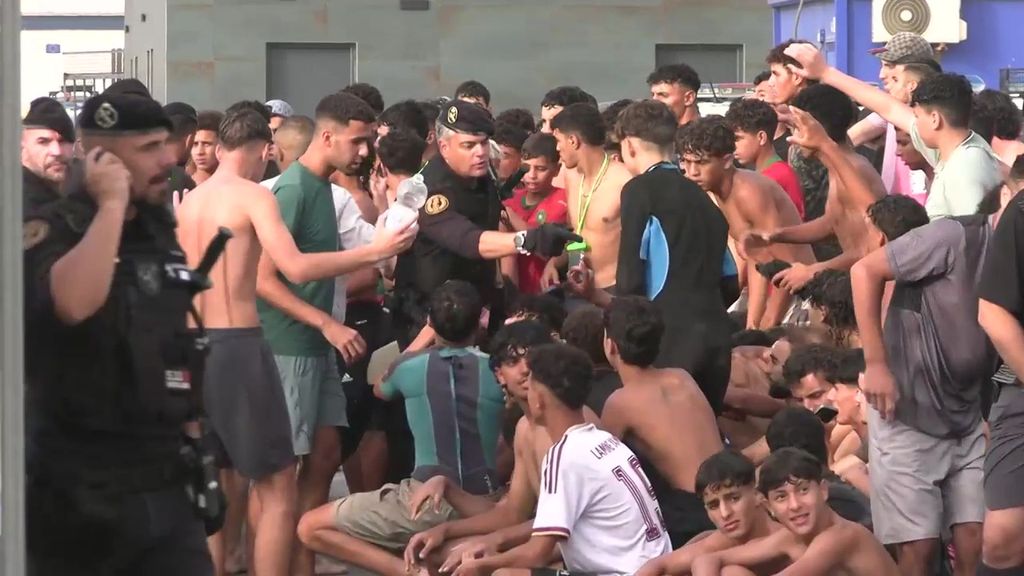 Aglomeración de migrantes desborda el CETI de Ceuta